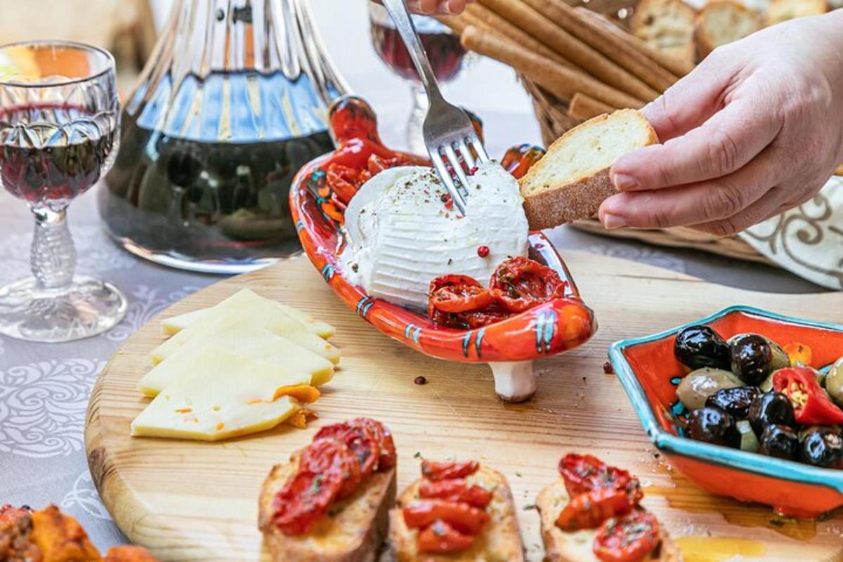 una persona sosteniendo un trozo de pan y un plato de comida