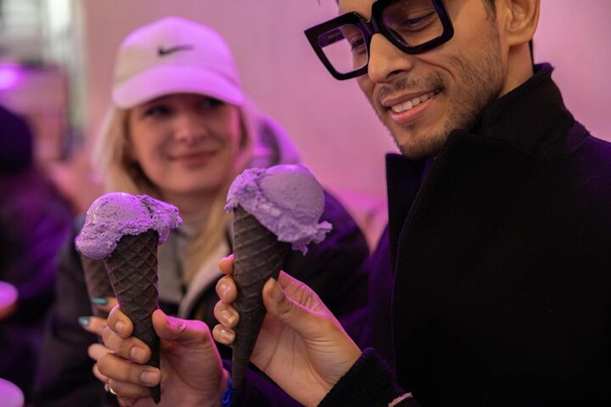 un uomo tiene in mano due coni gelato