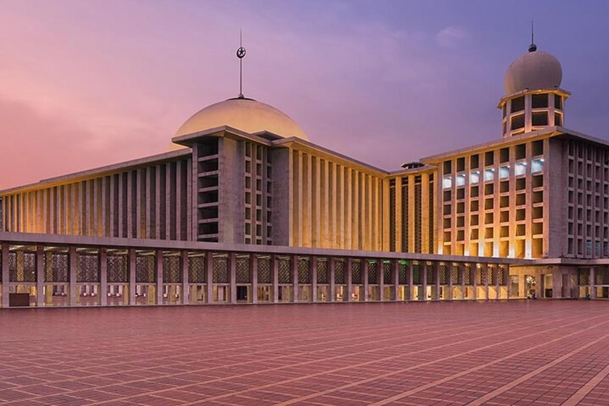 un gran edifici amb una torre del rellotge a sobre