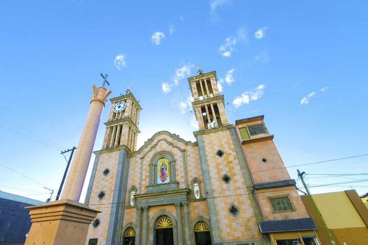 una vecchia chiesa con due torri e un cielo azzurro