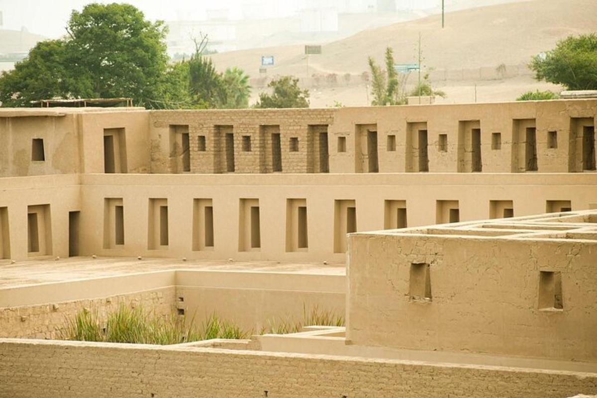 una fila di edifici nel mezzo di una città