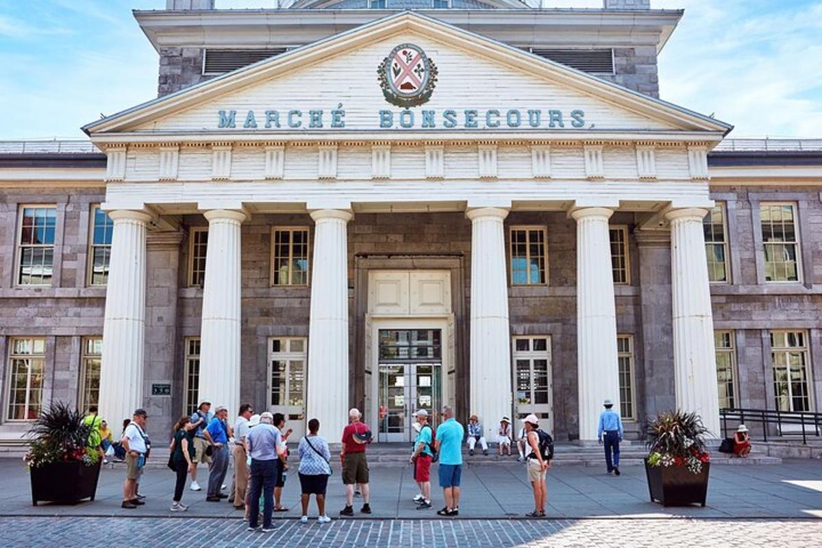 un gruppo di persone in piedi fuori da un grande edificio