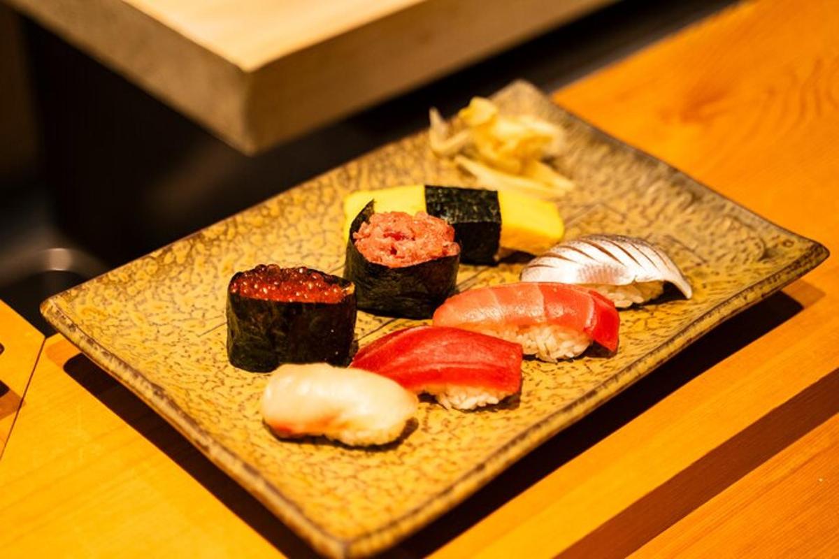 egy tányér sushi egy fából készült asztalon