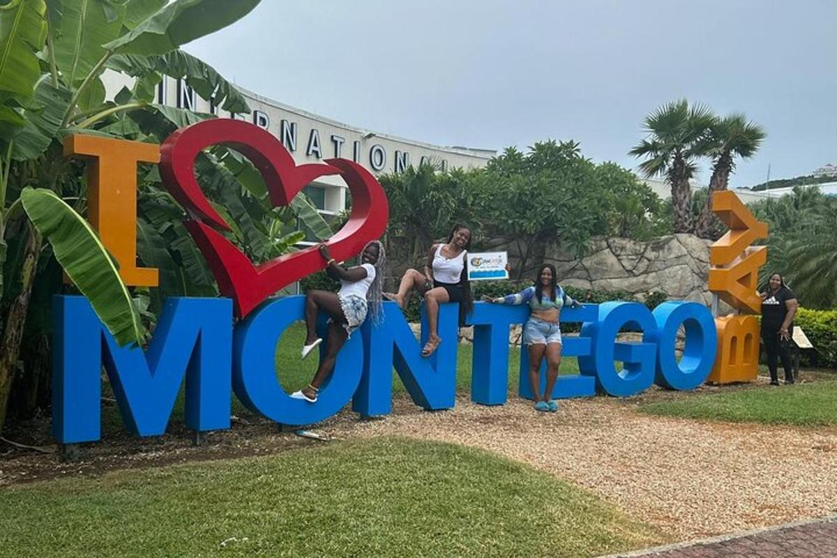 Un cartel que dice "Amo a Micho" en un parque.