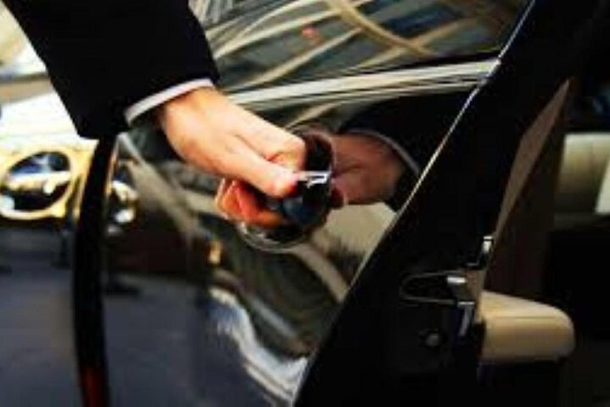 osoba držící v ruce mobilní telefon