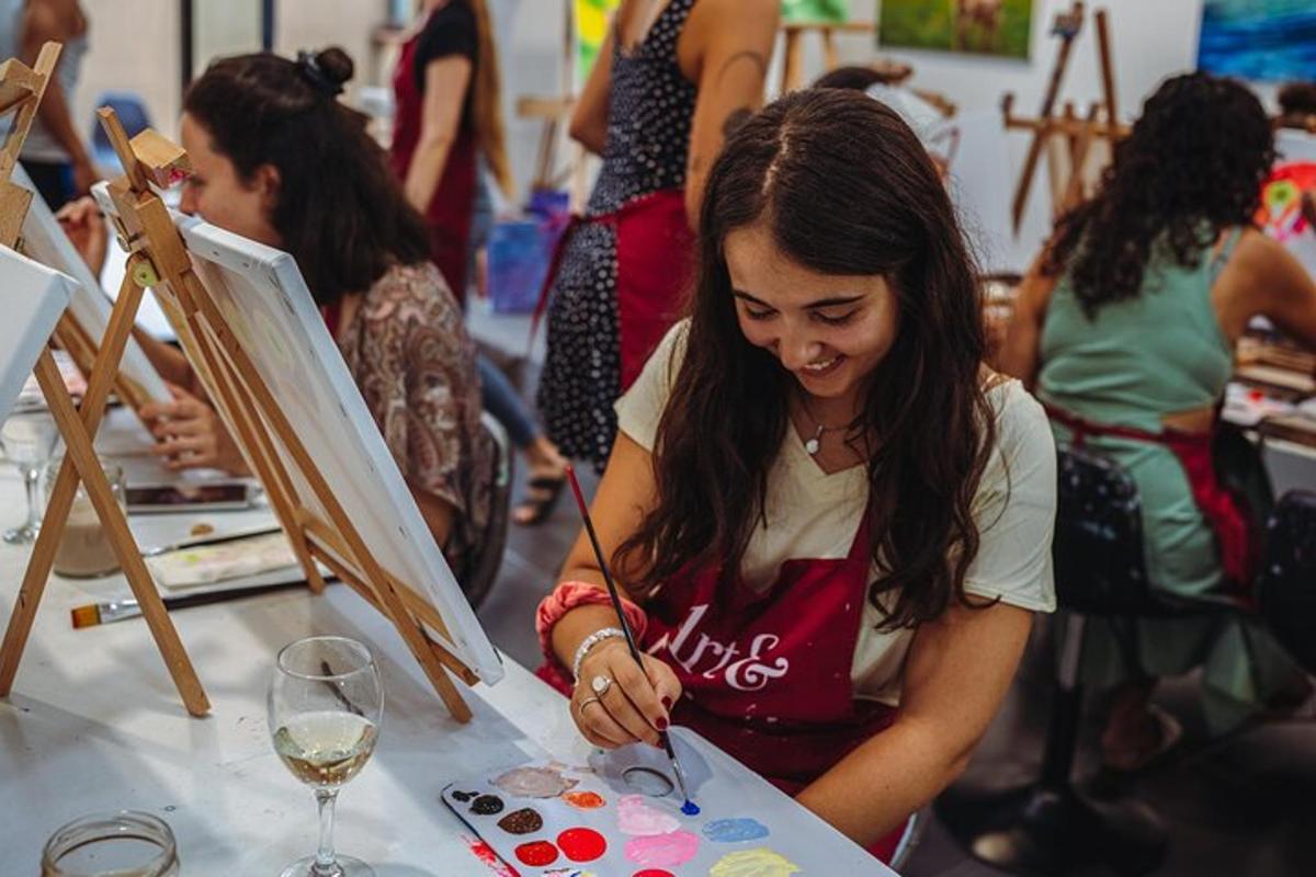 una donna che taglia un'opera d'arte su un tavolo