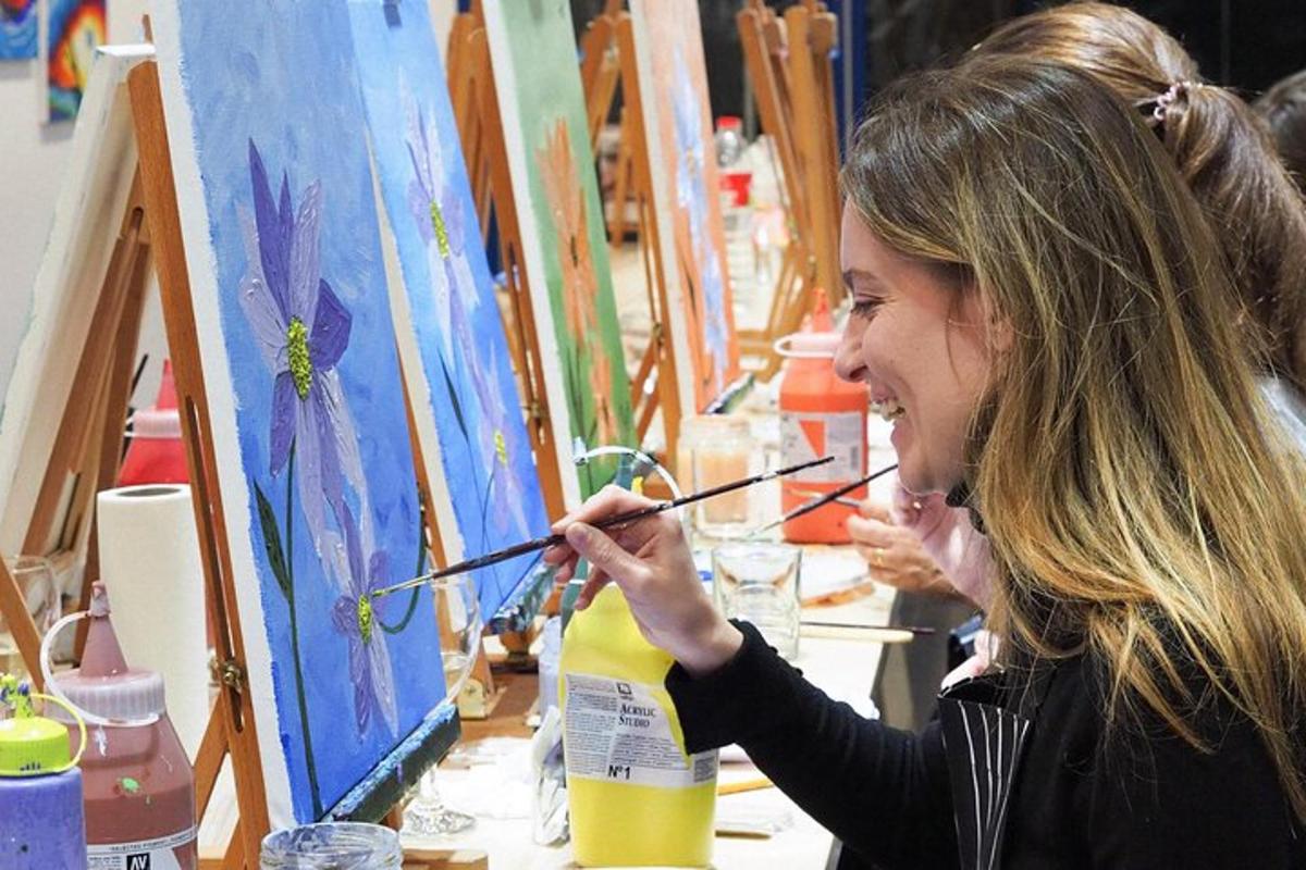 una donna sta dipingendo un quadro su una tela