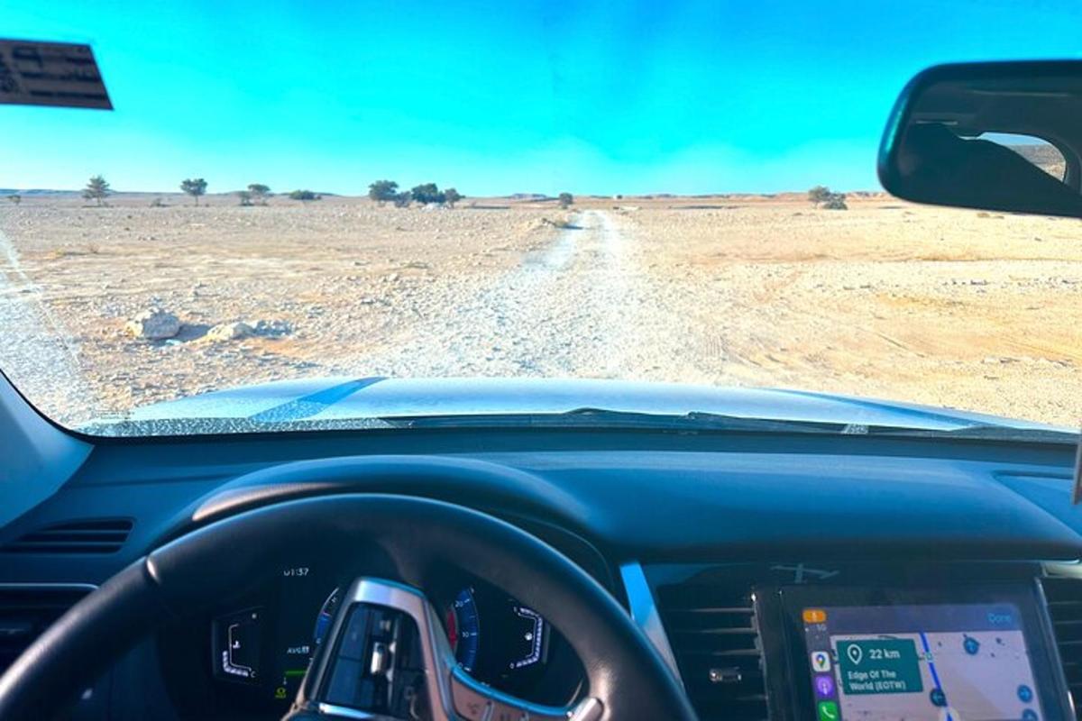 لوحة قيادة سيارة تسير على طريق ترابي