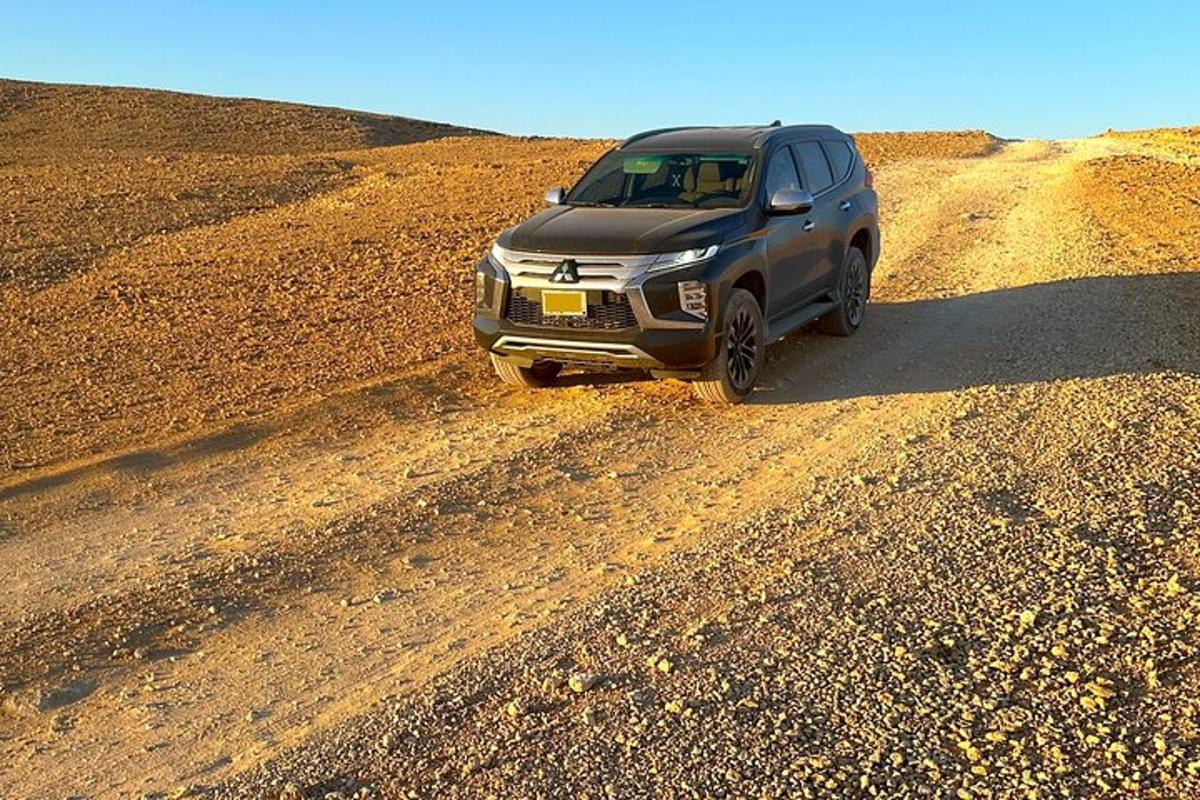 사막의 비포장 도로를 달리는 SUV