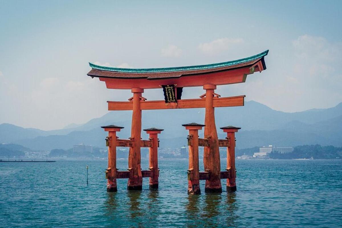 một cổng torii trong nước ở đại dương