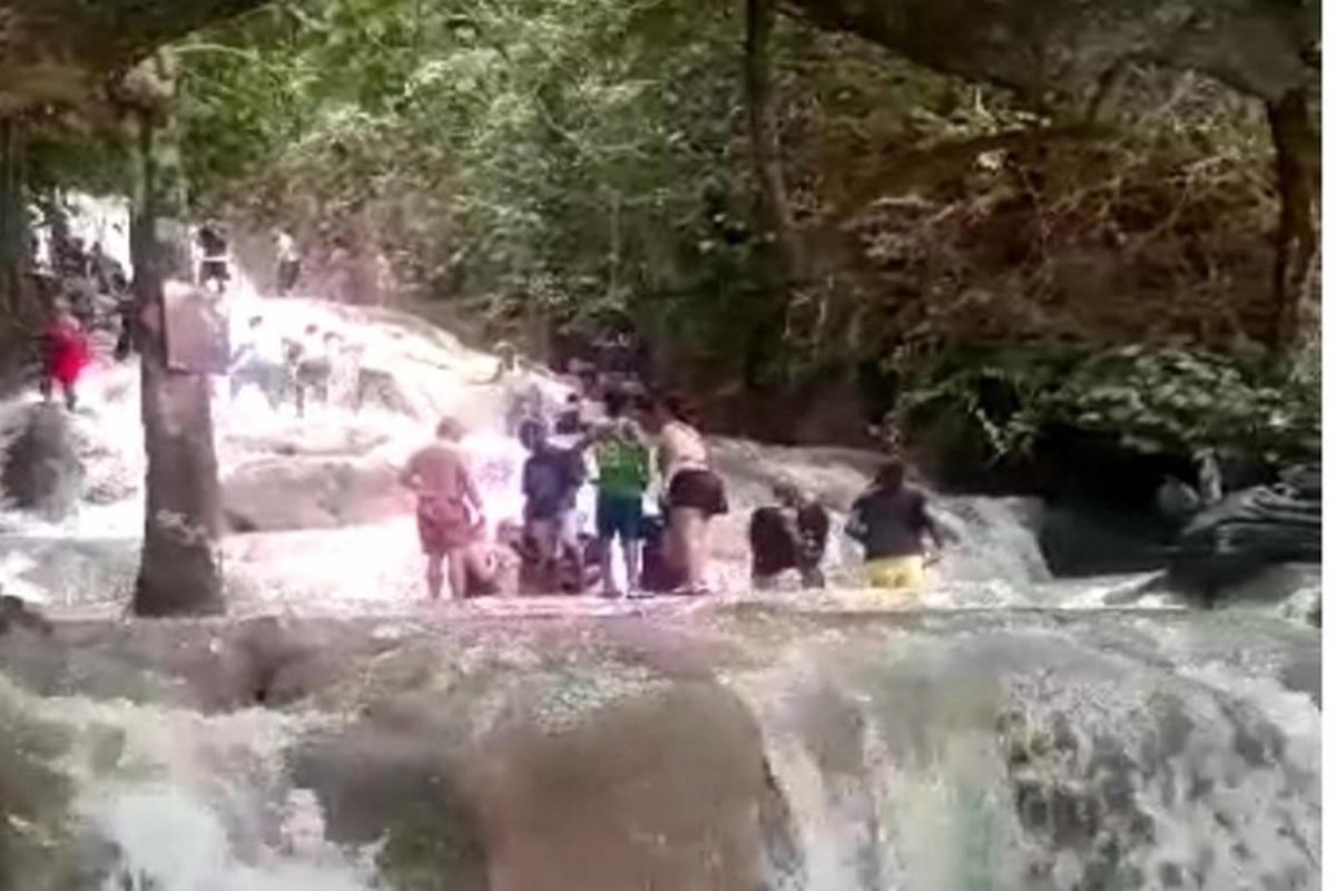 eine Gruppe von Menschen steht in einem Wasserfall