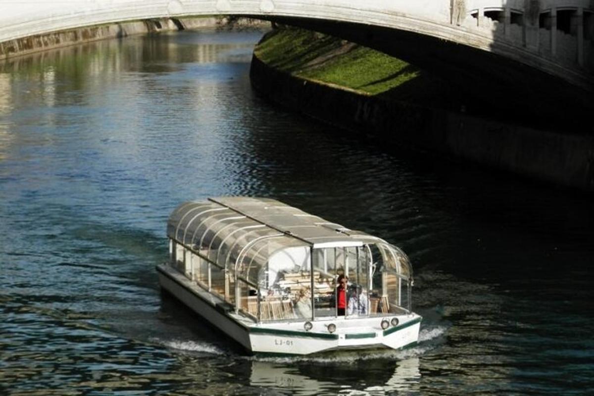 un vaixell a l'aigua sota un pont