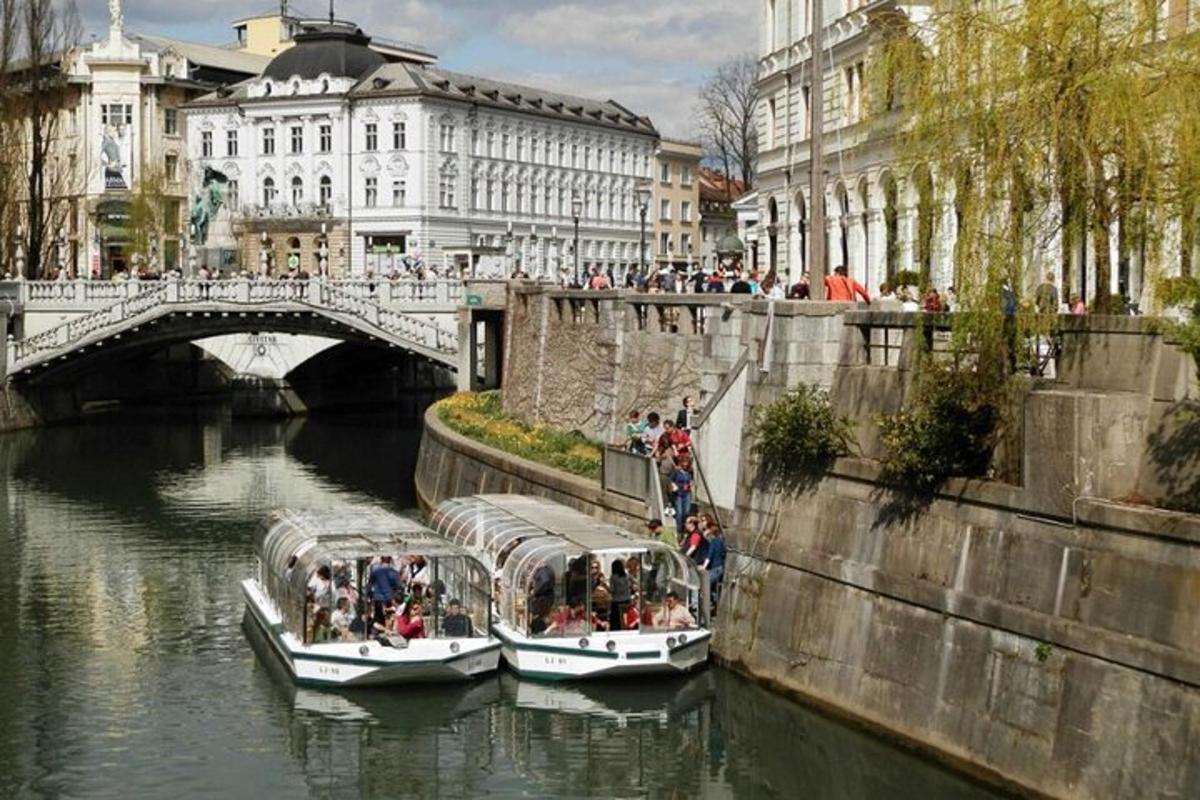 dues barques en un riu prop d'un pont
