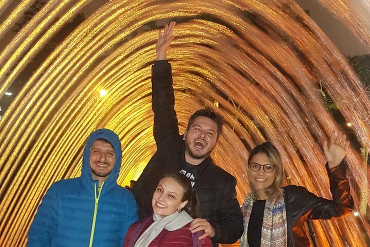 Un grupo de personas de pie en un túnel