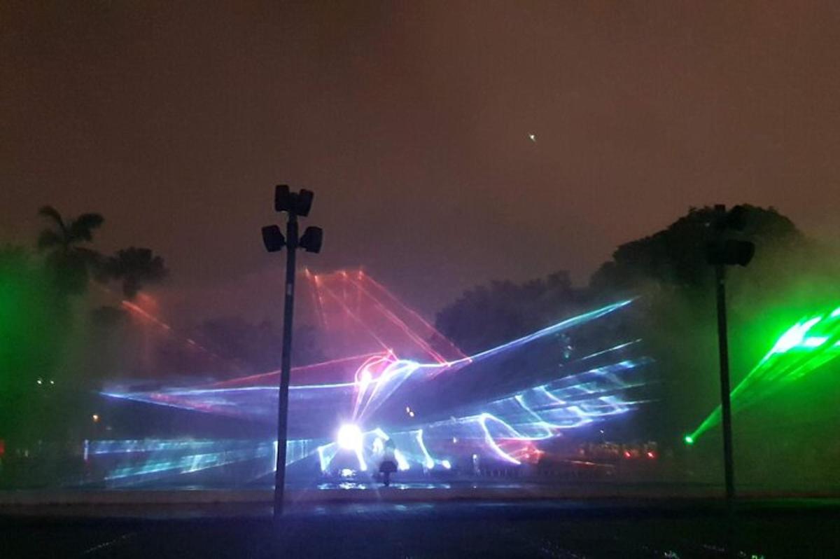 Una vista nocturna de una calle con luces encendidas.