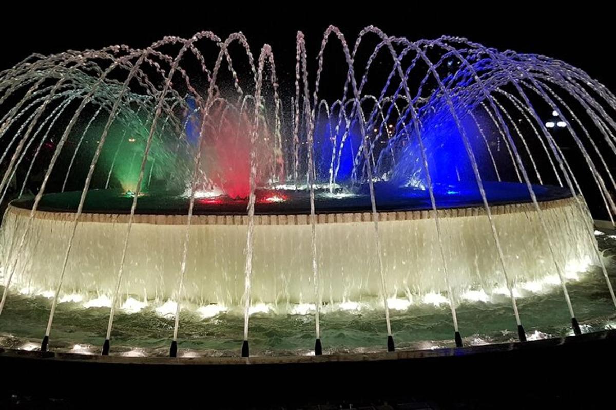 una fuente con agua saliendo de ella