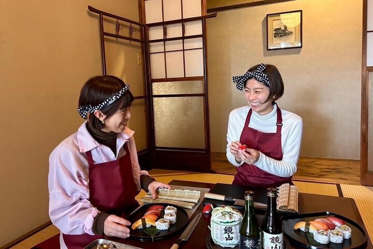 dvě ženy v sushi restauraci s talíři sushi