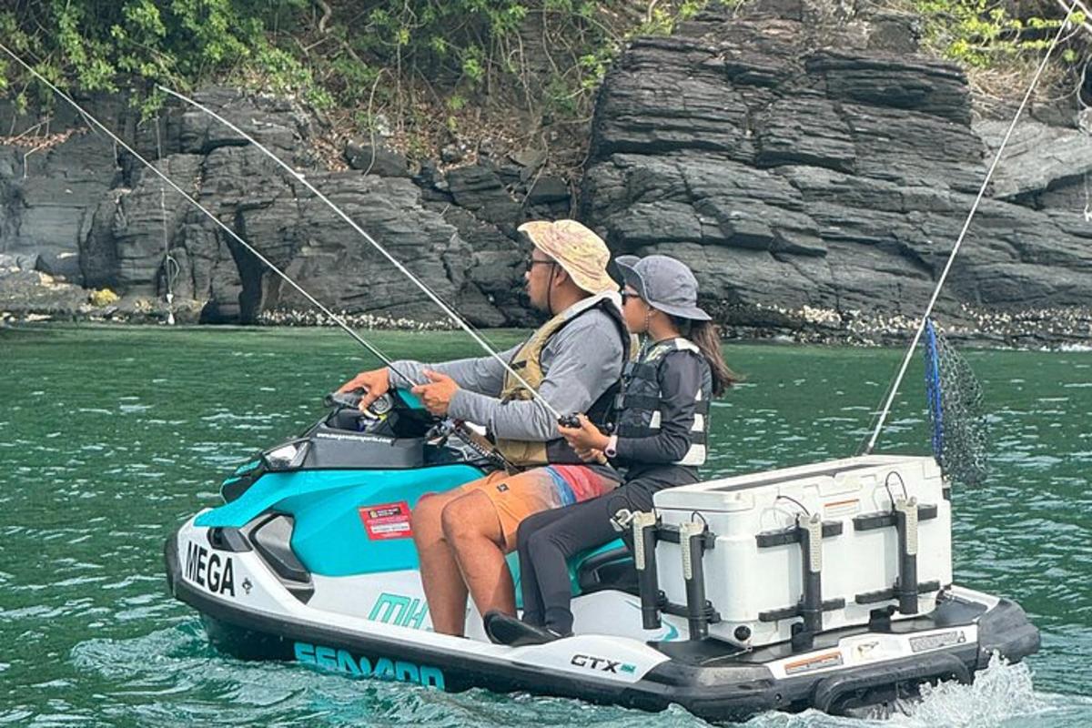 seorang lelaki dan seorang wanita duduk di atas bot di dalam air