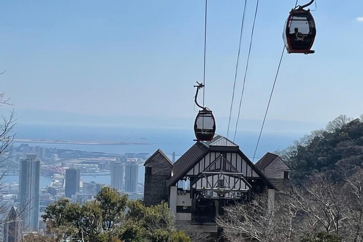 dvě gondoly létající nad budovou na hoře