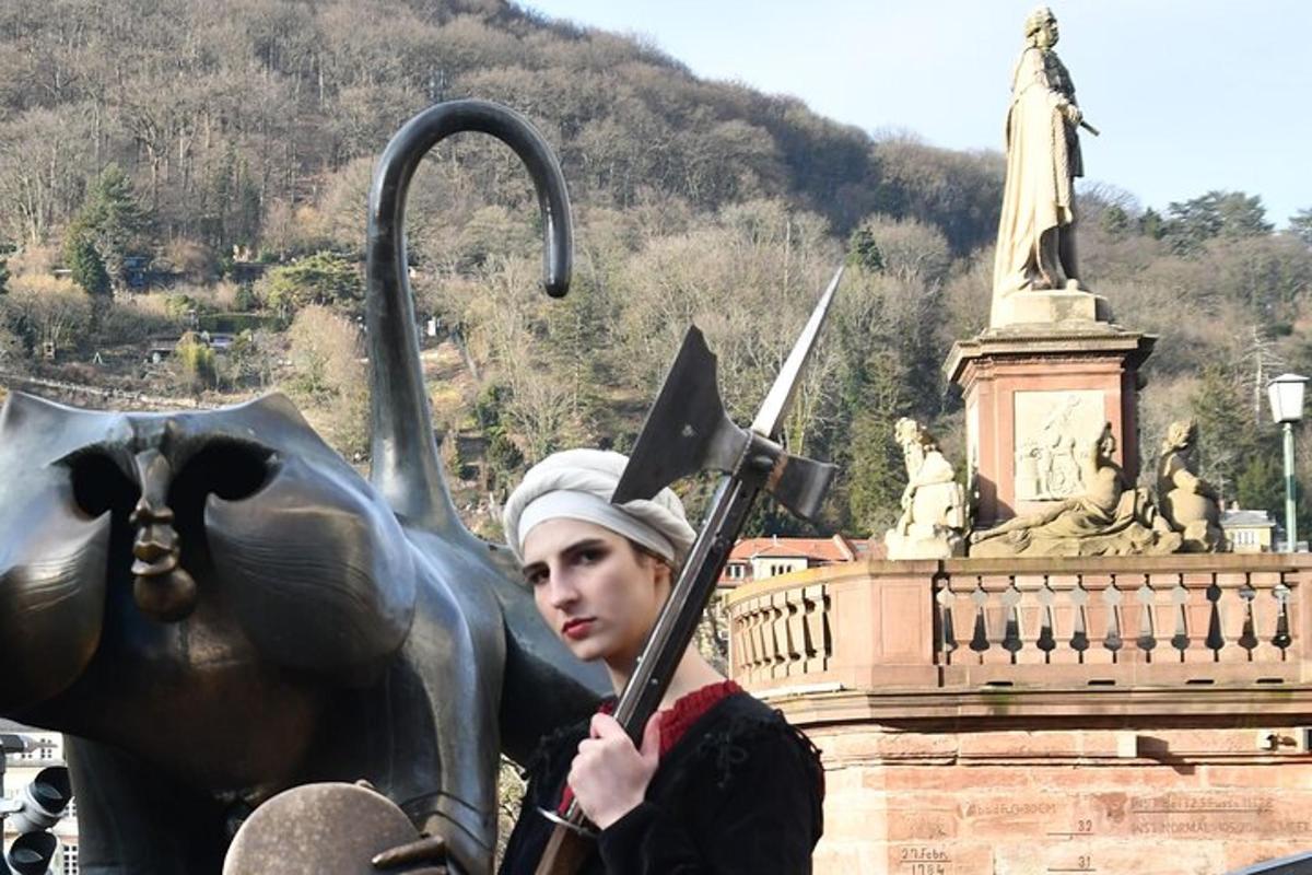 eine Frau mit einer Waffe vor einer Statue