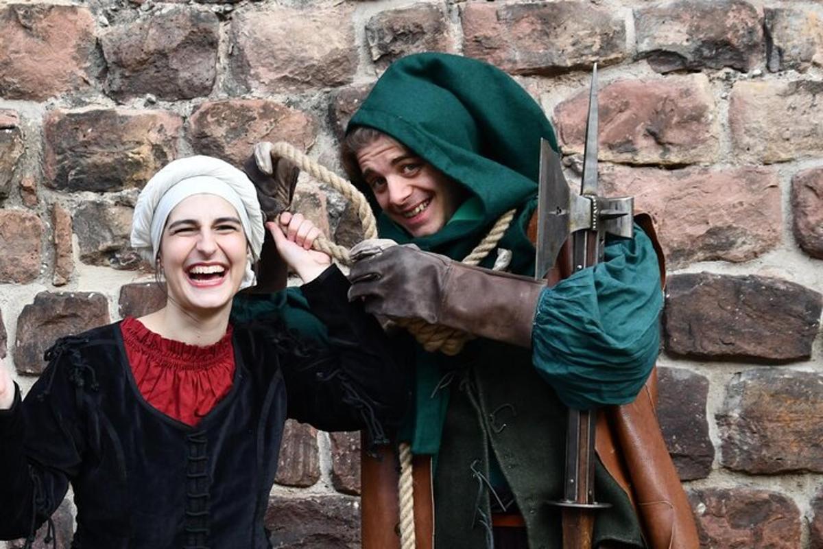 ein Mann und eine Frau posieren für ein Foto mit einer Waffe