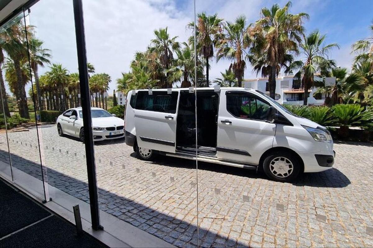 ein weißer Lieferwagen steht auf einem Parkplatz