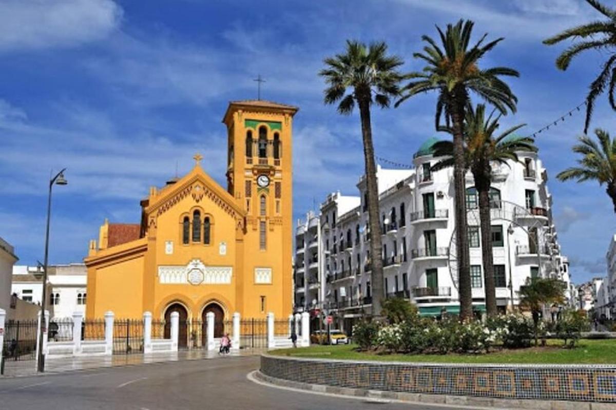 um edifício amarelo com uma torre de relógio em uma cidade