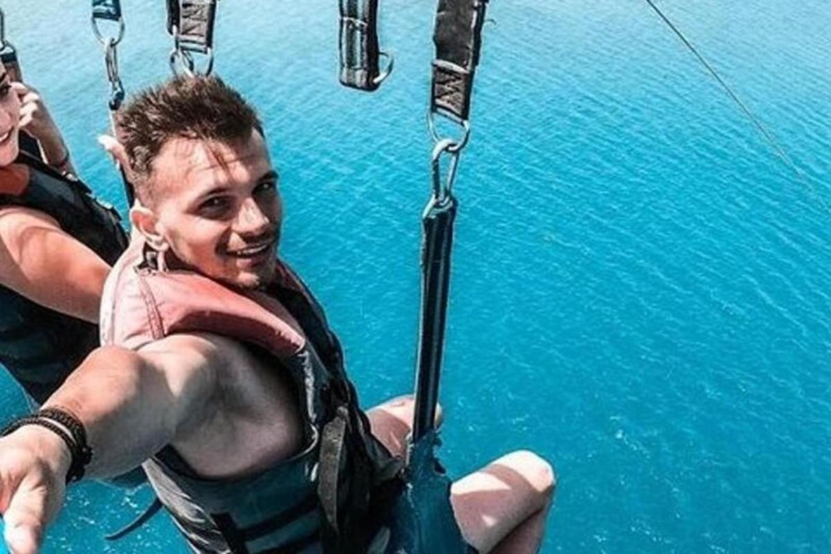 μια γυναίκα στο νερό σε μια κούνια στο νερό