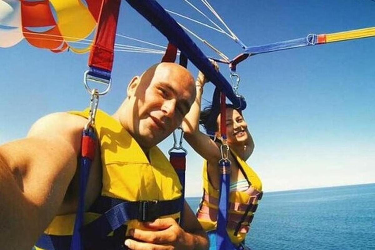 ένας άντρας και μια γυναίκα βρίσκονται σε αλεξίπτωτο