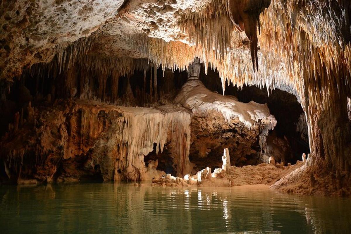 una cueva con un cuerpo de agua en ella