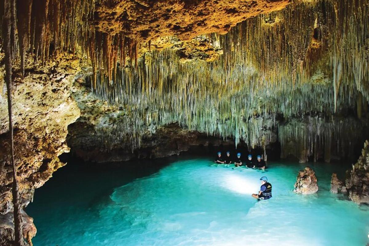 Un hombre parado en el agua en una cueva.