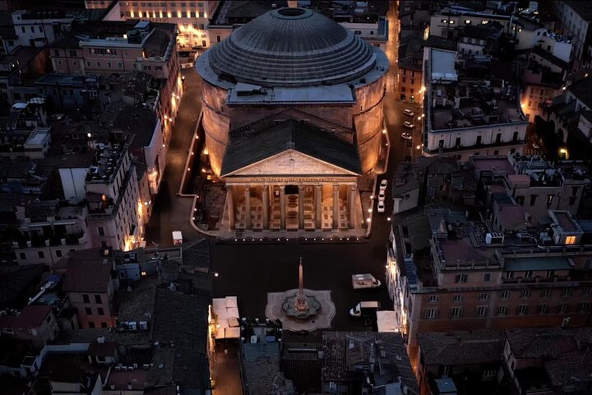 eine Draufsicht auf ein Gebäude in einer Stadt bei Nacht