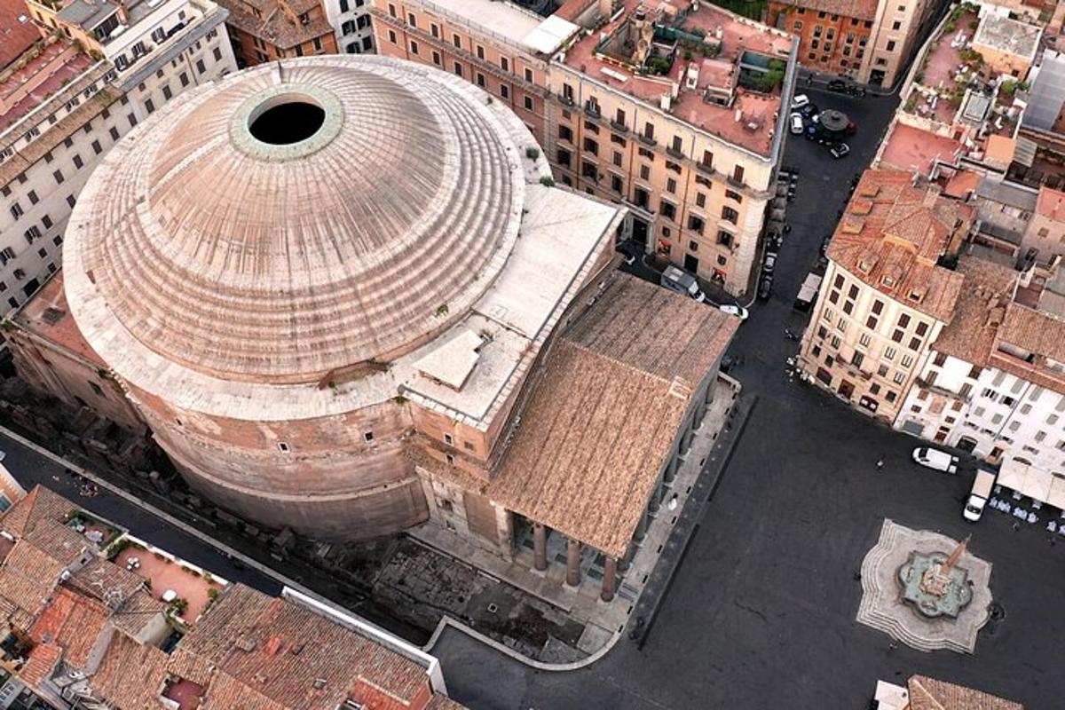 Una vista aérea de un gran edificio en una ciudad.