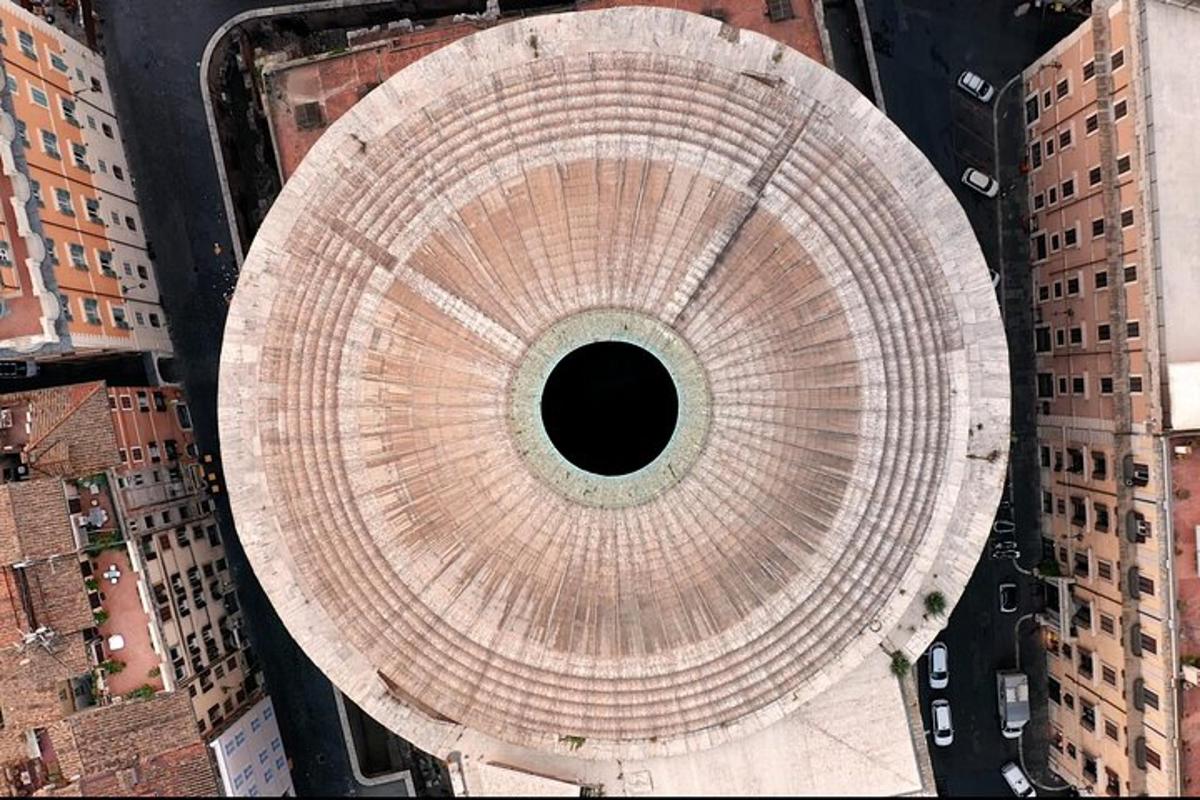 Una vista aérea de un campo grande con un agujero en él.