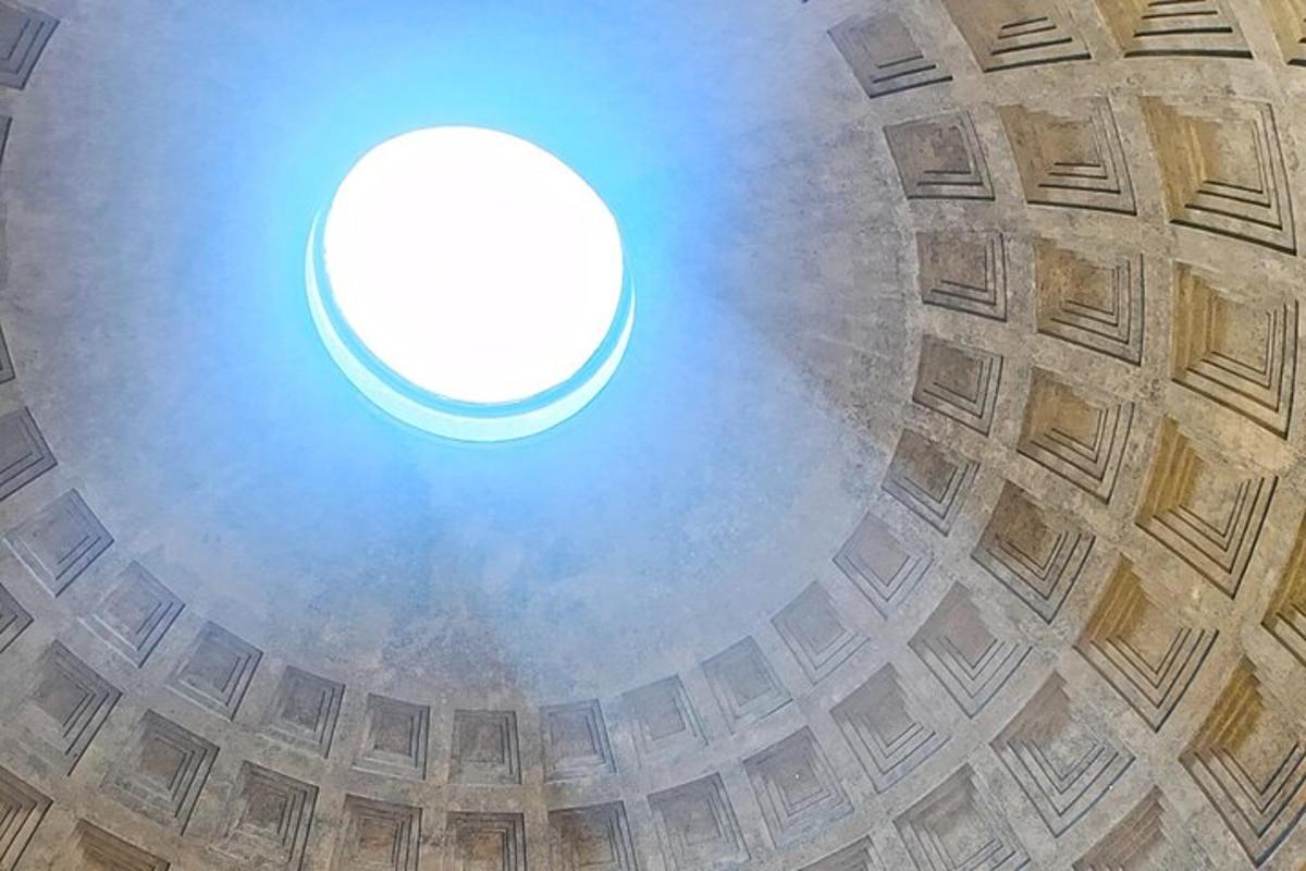 Una vista aérea de una cúpula en un edificio.