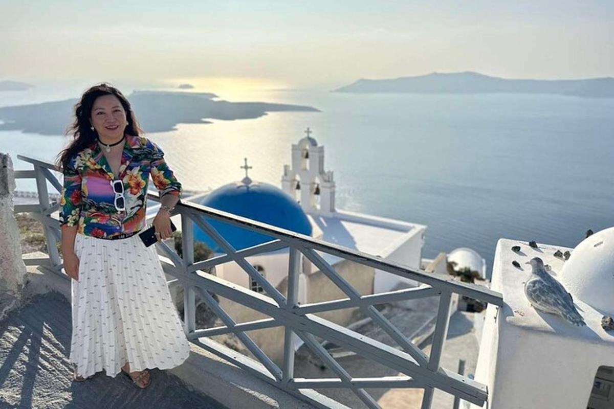 ženska, ki stoji na balkonu pred oceanom