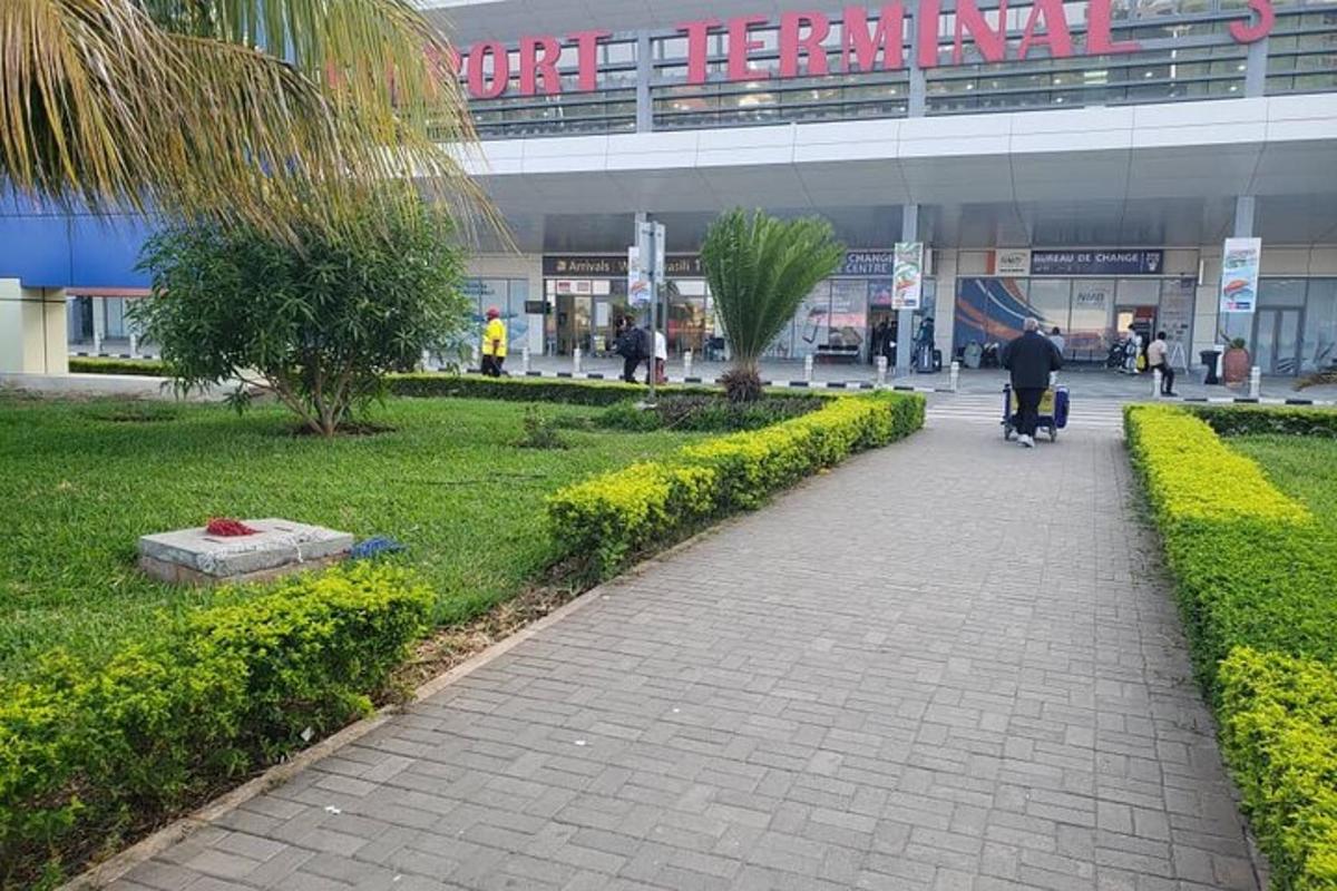 una persona caminando por una acera frente a un edificio