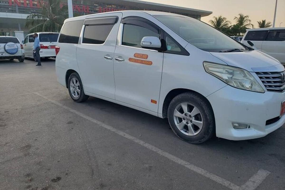 una camioneta blanca estacionada en un estacionamiento