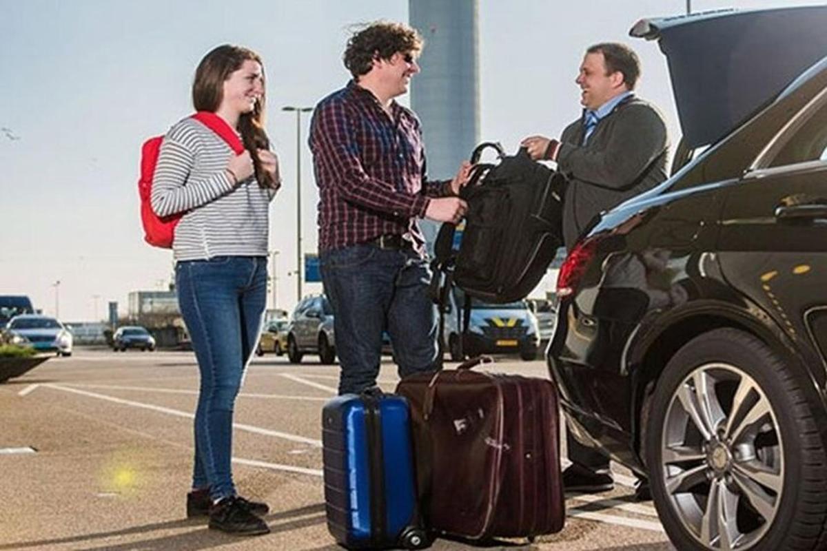 skupina lidí stojících vedle auta se zavazadly