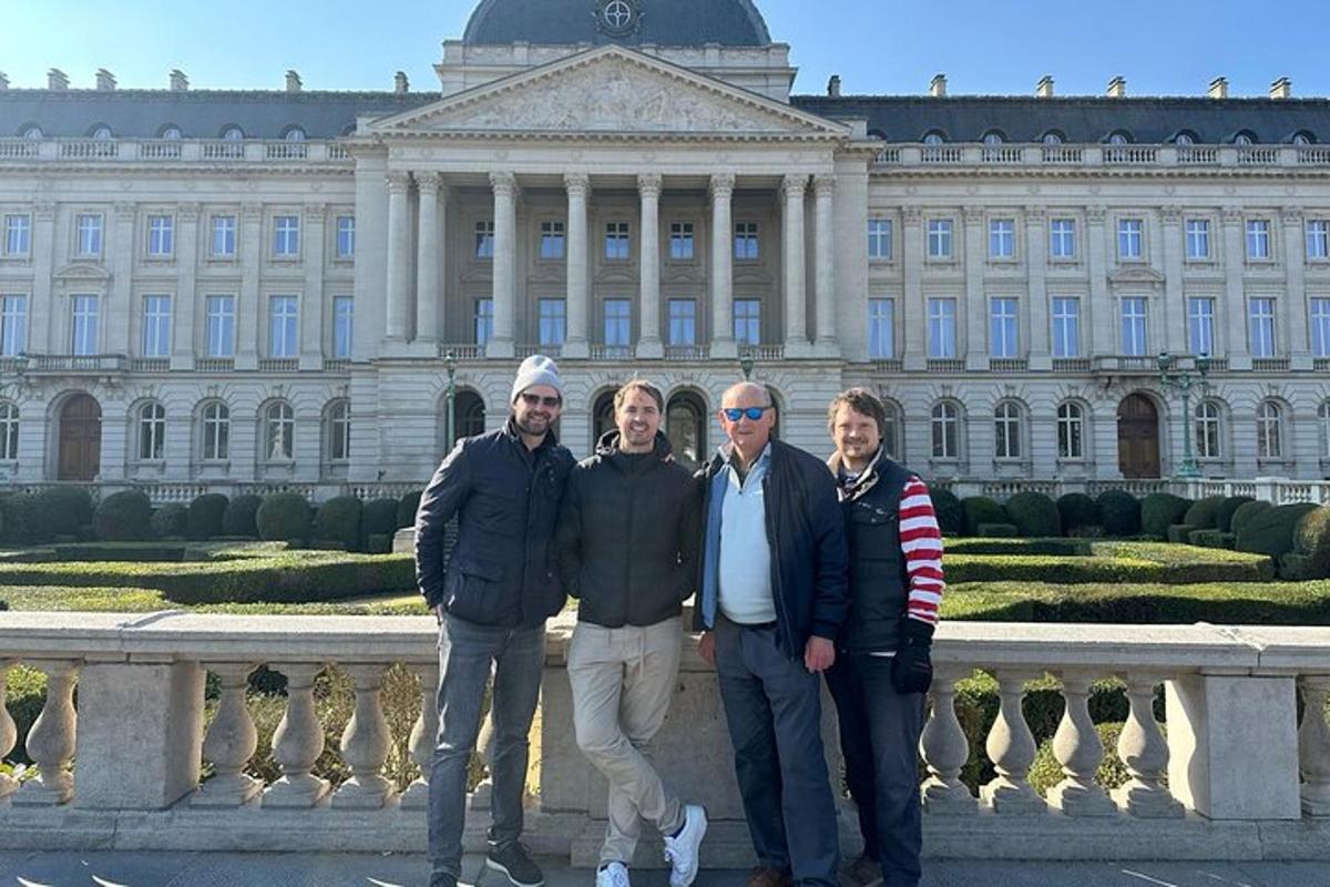 grupp inimesi, kes seisavad hoone ees