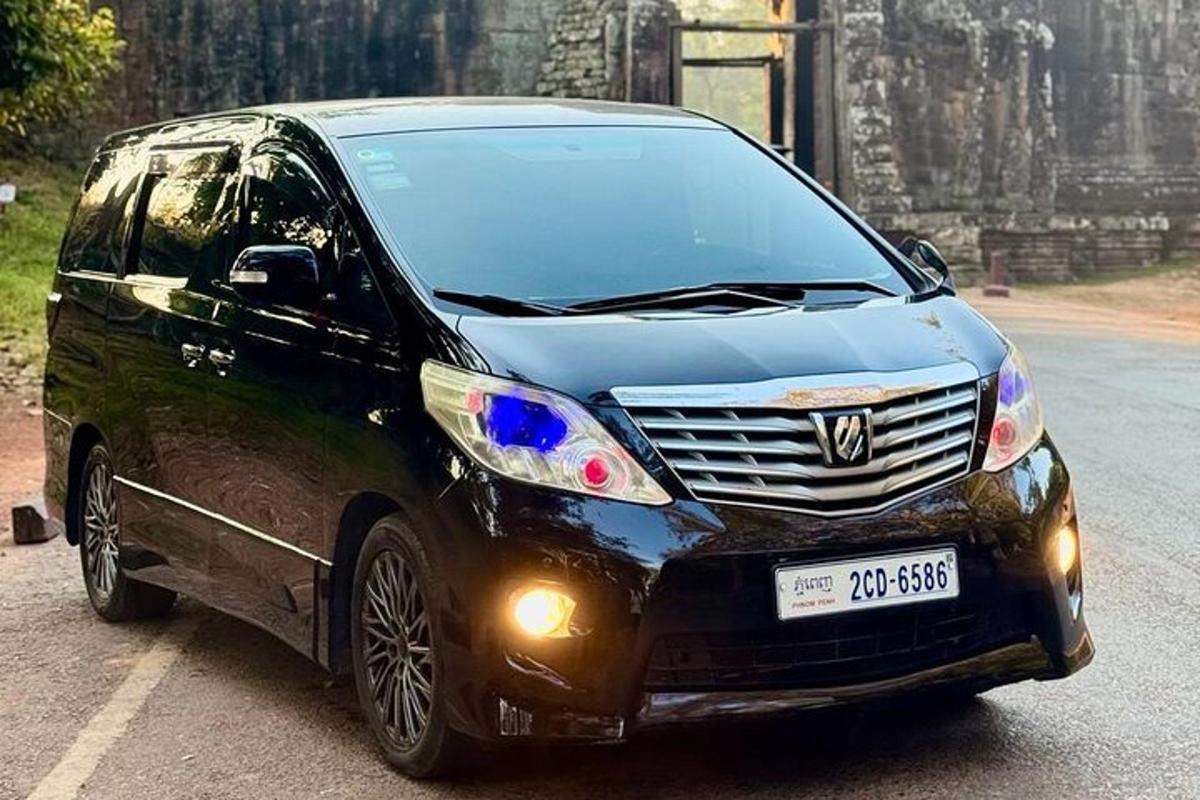 Un coche negro estacionado en un estacionamiento