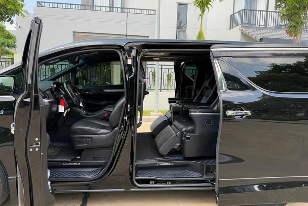 Una camioneta negra con las puertas abiertas con la puerta abierta