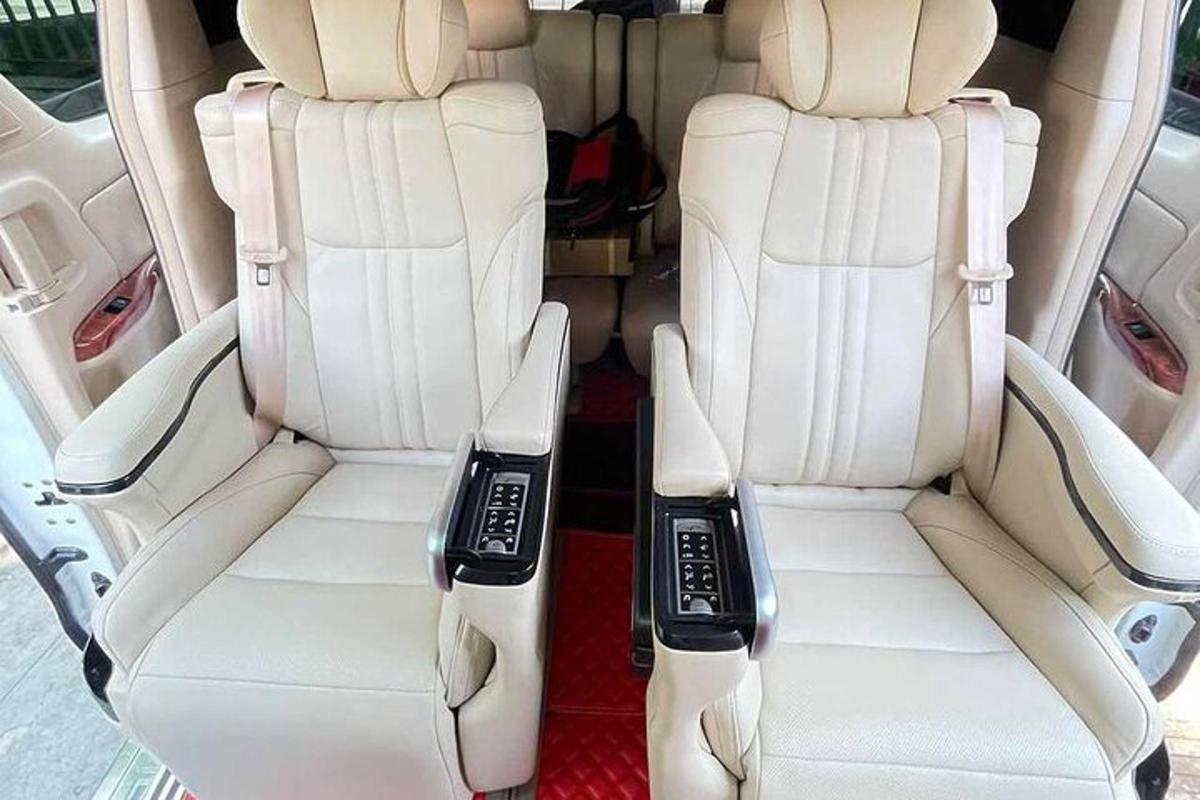 Un asiento trasero de un coche con dos mandos a distancia.