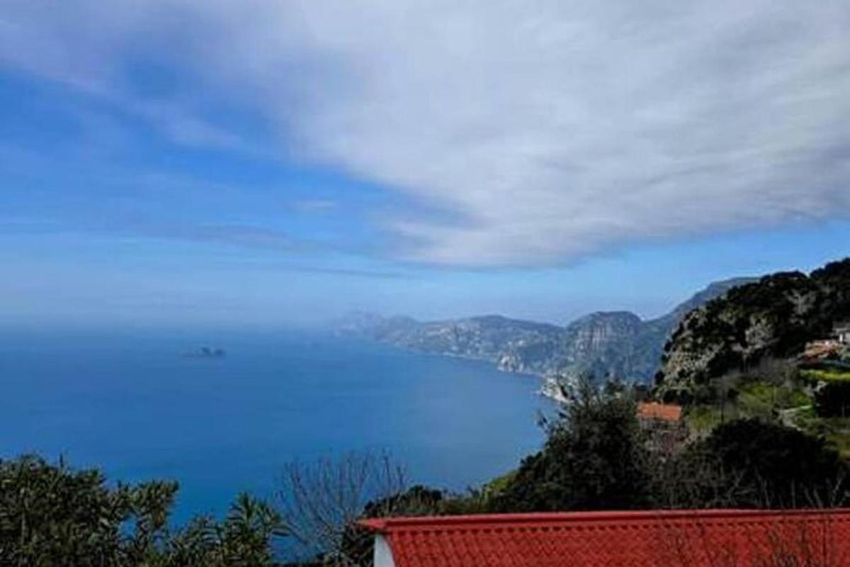 ein Blick auf eine große Menge blauen Wassers