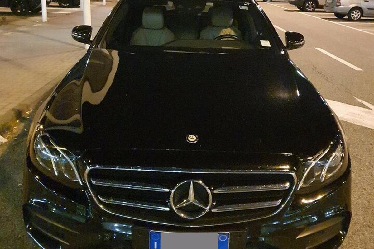 auto Mercedes Benz zaparkované na parkovišti