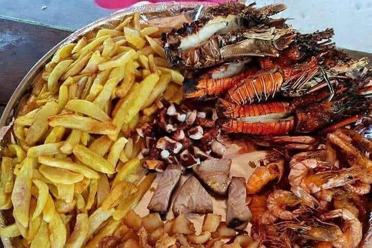 krožnik hrane z mesom in pomfrijem