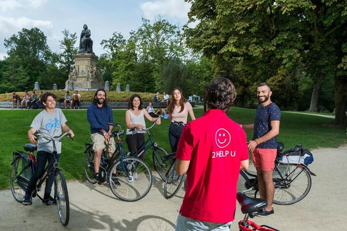 un gruppo di persone in bicicletta in un parco