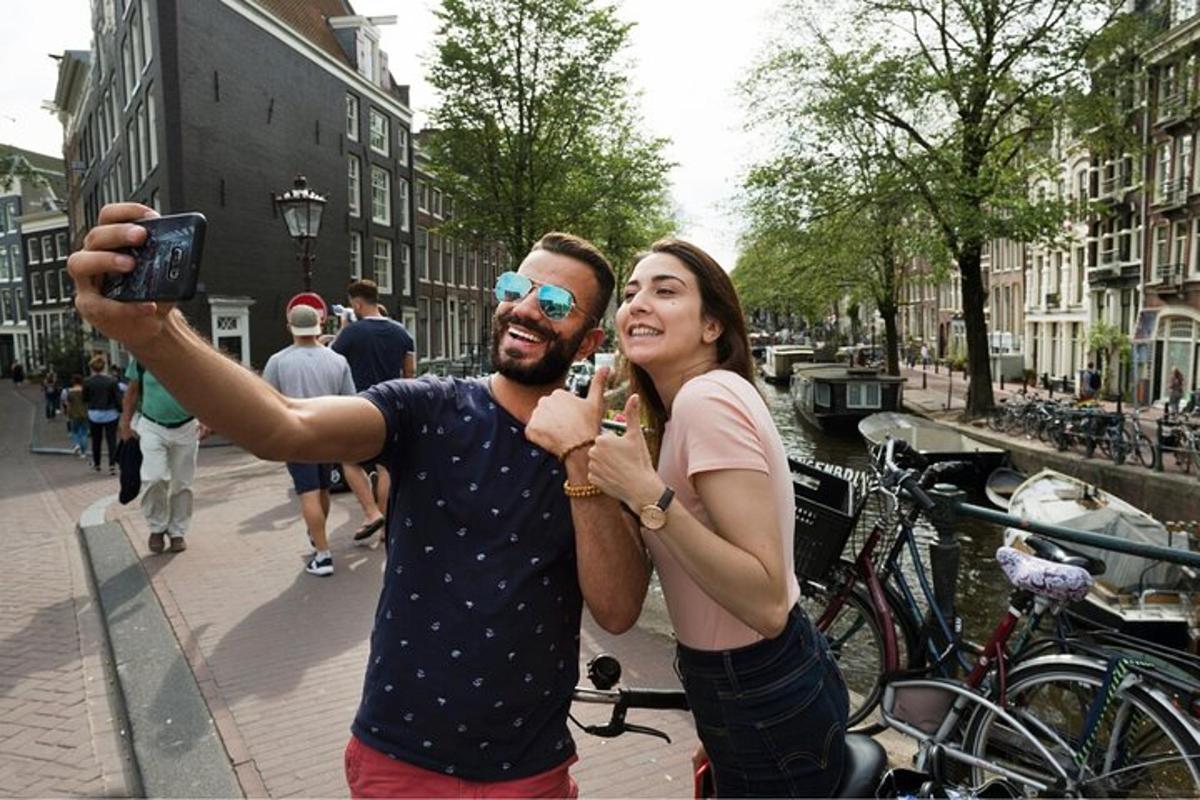un uomo che scatta una foto a una donna con un cellulare