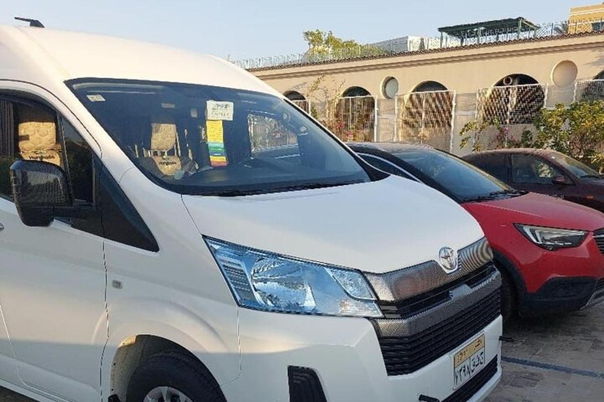 bílá dodávka a červené auto zaparkované vedle sebe