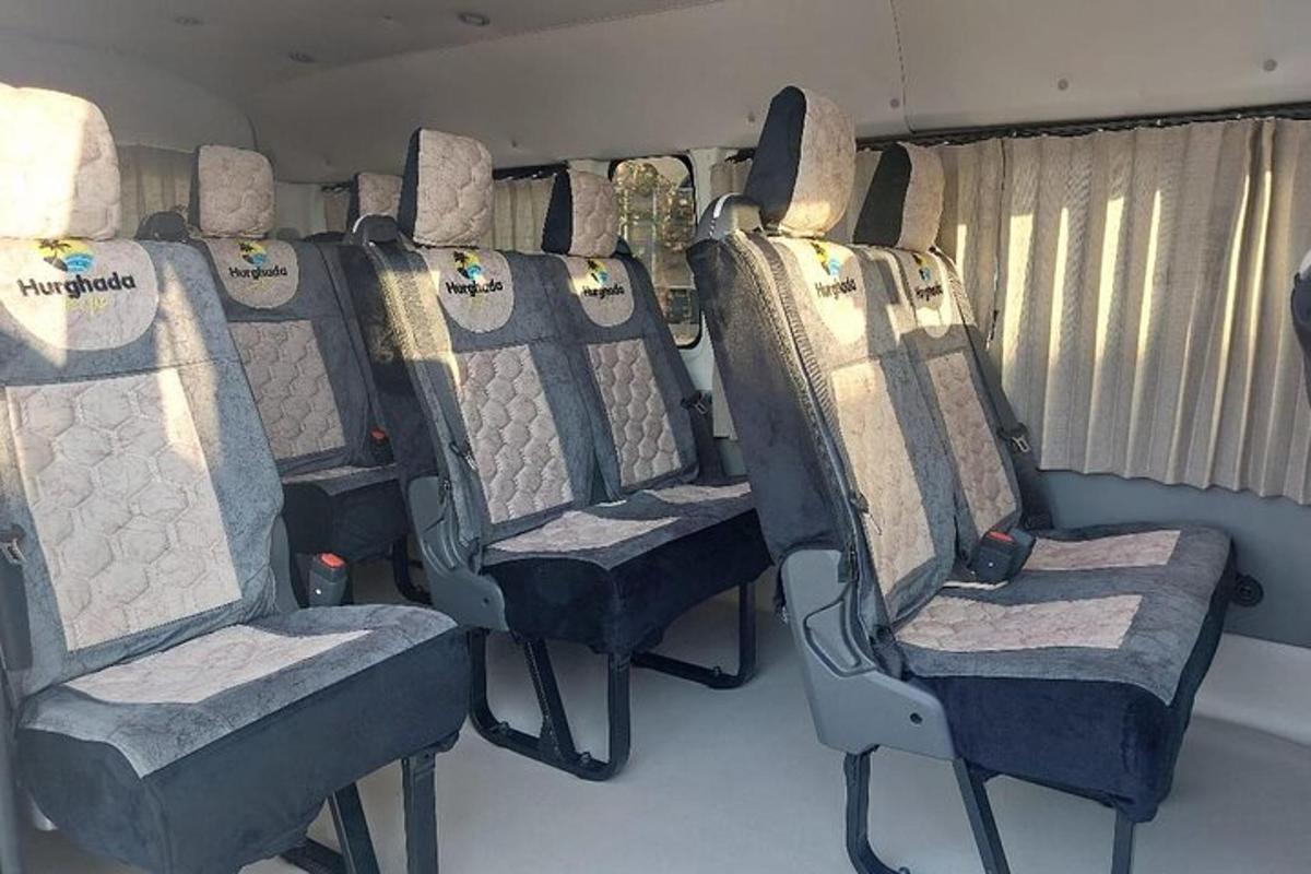 řada sedadel v prázdném autobuse